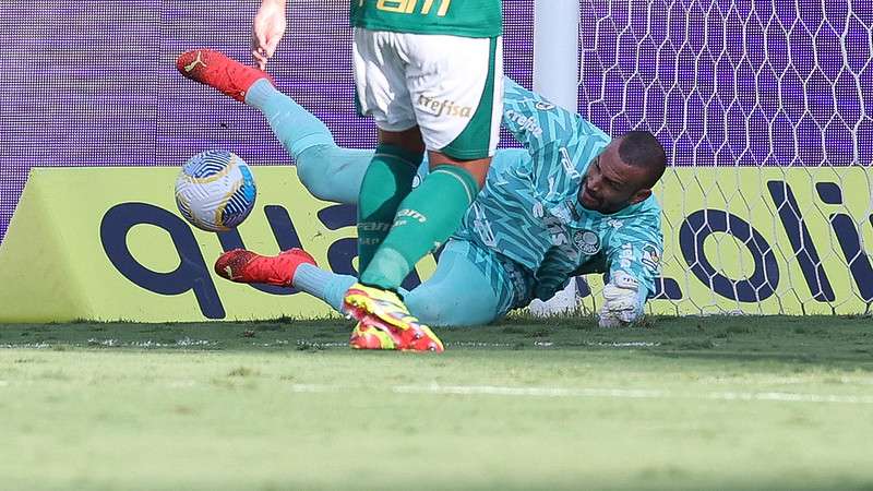 Weverton em jogo do Palmeiras contra o Athletico-PR, durante partida válida pela sexta rodada do Brasileirão 2024, na Arena Barueri.