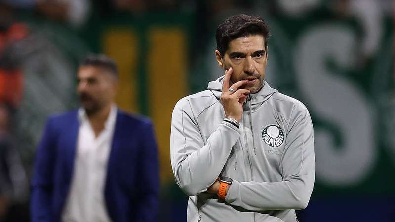 Abel Ferreira em jogo pelo Palmeiras contra o Independiente Del Valle, durante partida válida pela fase de grupos da Libertadores 2024, no Allianz Parque.