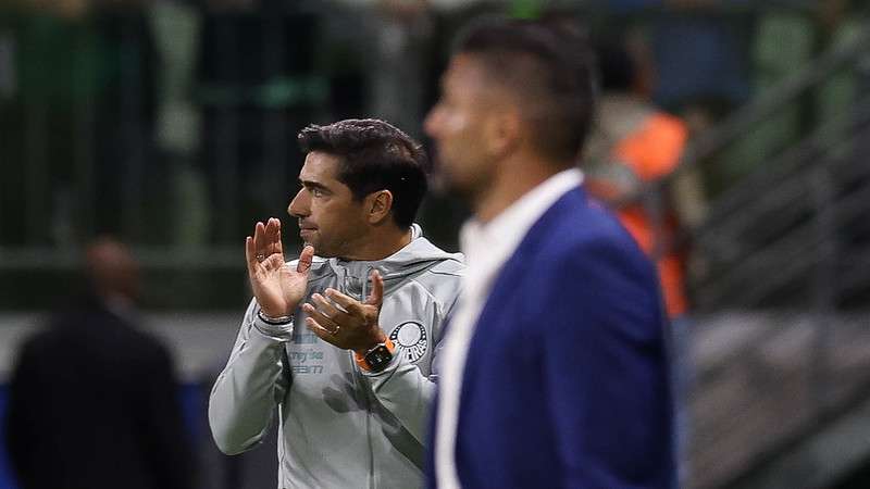 Abel Ferreira em jogo pelo Palmeiras contra o Independiente Del Valle, durante partida válida pela fase de grupos da Libertadores 2024, no Allianz Parque.