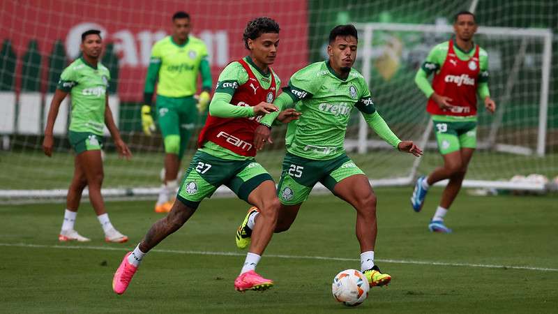 Richard Ríos e Gabriel Menino durante treinamento do Palmeiras, na Academia de Futebol.