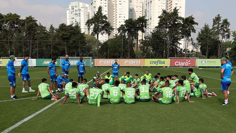Abel Ferreira conversa com o elenco do Palmeiras durante treinamento na Academia de Futebol.