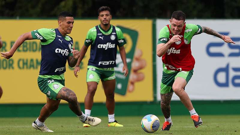 Naves, Gabriel Menino e Aníbal Moreno durante treinamento do Palmeiras, na Academia de Futebol.