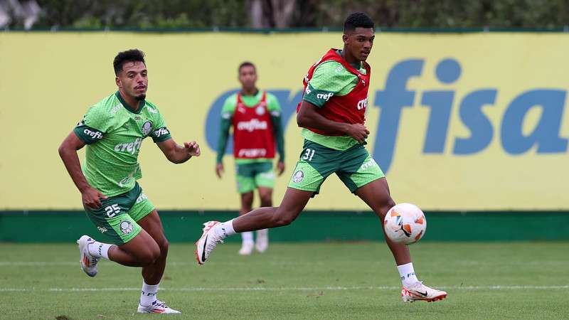 Gabriel Menino e Luis Guilherme durante treinamento do Palmeiras, na Academia de Futebol.
