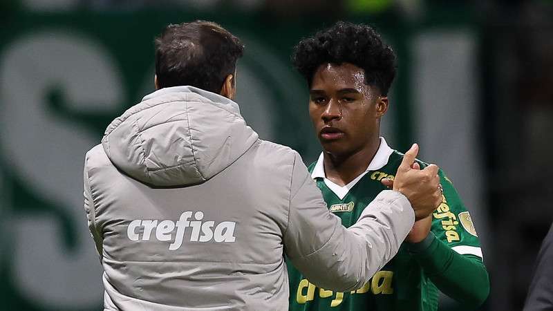 Abel Ferreira e Endrick em jogo do Palmeiras contra o San Lorenzo, durante partida válida pela fase de grupos da Libertadores 204, no Allianz Parque.