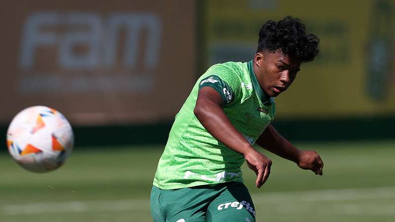 Endrick durante treinamento do Palmeiras, na Academia de Futebol.