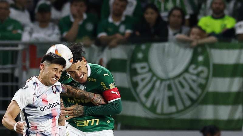 Gustavo Gómez em disputa pelo Palmeiras contra o San Lorenzo, durante partida válida pela fase de grupos da Libertadores 2024, no Allianz Parque.