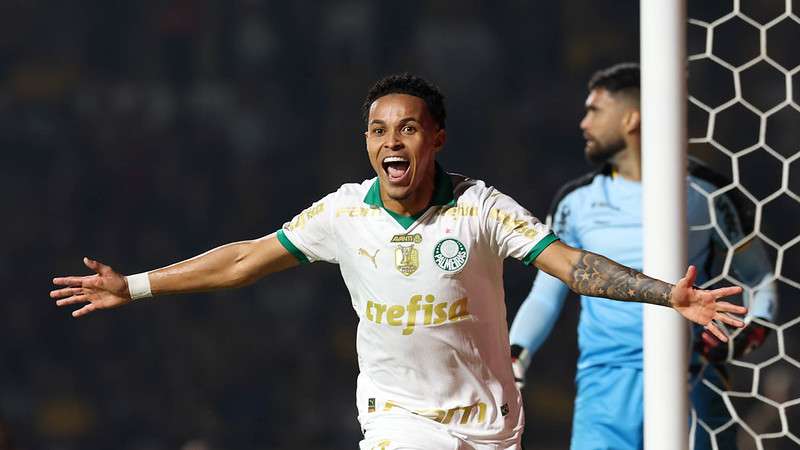 Lázaro comemora seu gol pelo Palmeiras contra o Criciúma, durante partida válida pela sétima rodada do Brasileirão 2024, no Estádio Heriberto Hülse.