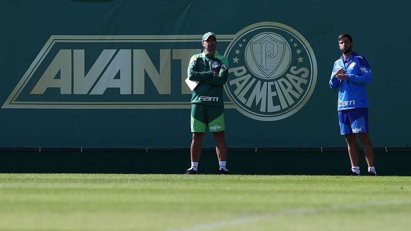 Data Fifa: Palmeiras faz planejamento da semana e marca jogo-treino. Abel Ferreira e o auxiliar técnico Carlos Martinho, durante treinamento do Palmeiras, na Academia de Futebol.