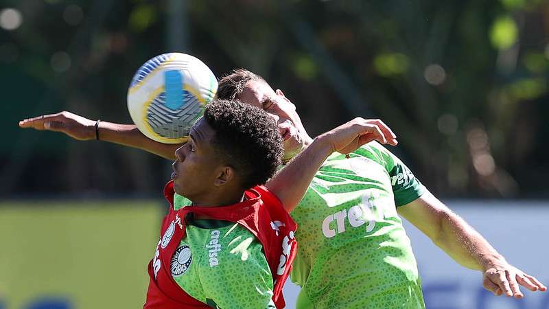 Estêvão e Fabinho durante treinamento do Palmeiras na Academia de Futebol.