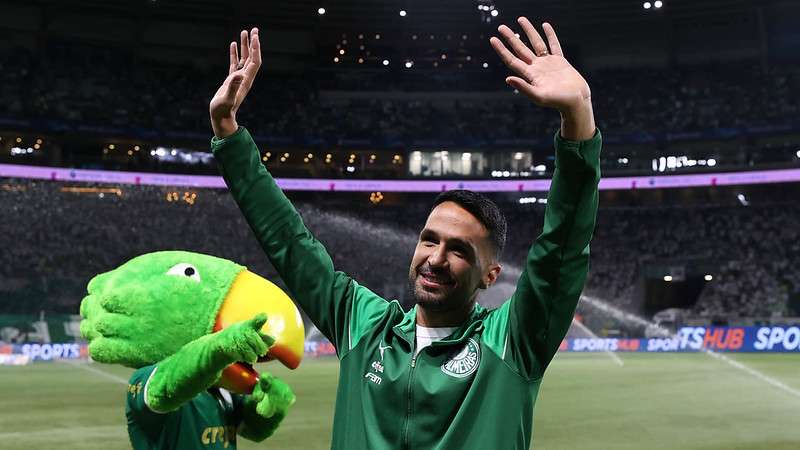 Luan recebe homenagem do Palmeiras, em sua despedida do clube, no intervalo de jogo contra o Vasco da Gama, durante partida válida pela oitava rodada do Brasileirão 2024, no Allianz Parque.
