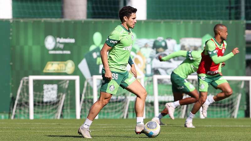 Raphael Veiga durante treinamento do Palmeiras na Academia de Futebol.