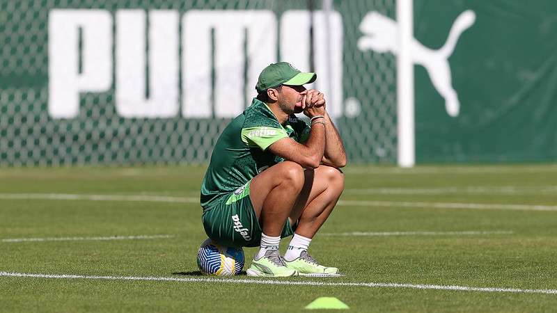 Abel Ferreira durante treinamento do Palmeiras na Academia de Futebol.