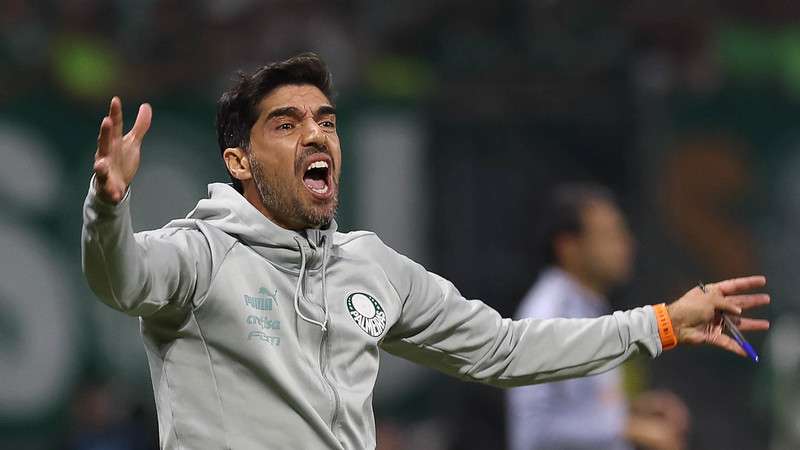 Abel Ferreira em jogo do Palmeiras contra o Red Bull Bragantino, durante partida válida pela décima rodada do Brasileirão 2024, no Allianz Parque.