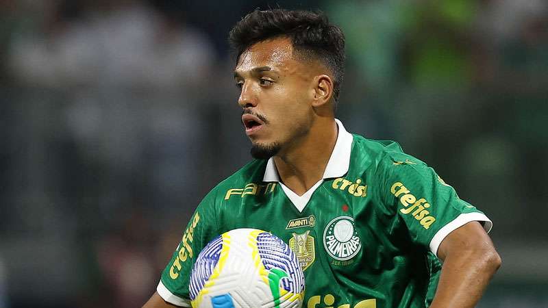 Gabriel Menino em jogo do Palmeiras contra o Red Bull Bragantino, durante partida válida pela décima rodada do Brasileirão 2024, no Allianz Parque.