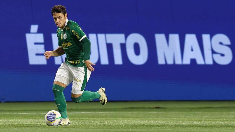 Raphael Veiga em jogo pelo Palmeiras, contra o Juventude, durante partida válida pela décima primeira rodada do Brasileirão 2024, no Allianz Parque.