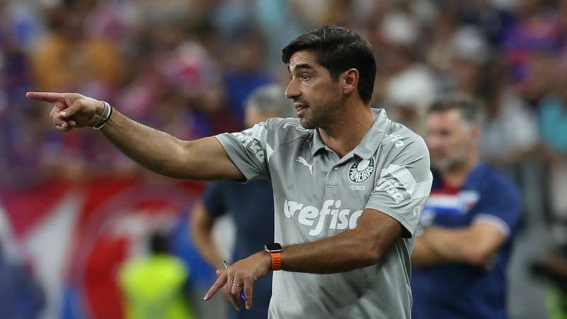 Abel Ferreira em jogo pelo Palmeiras contra o Fortaleza, durante partida válida pela décima segunda rodada do Brasileirão 2024, no Castelão.