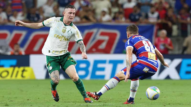 Anibal Moreno em disputa pelo Palmeiras contra o Fortaleza, durante partida válida pela décima segunda rodada do Brasileirão 2024, no Castelão.