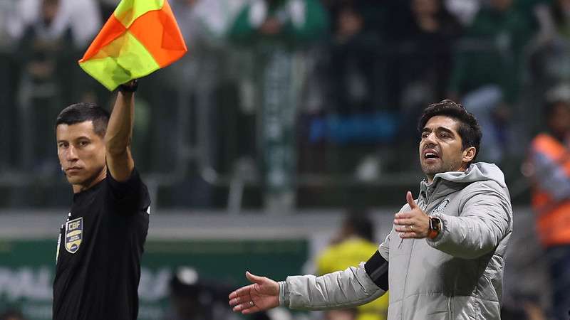 Abel Ferreira em jogo pelo Palmeiras contra o SCCP, durante partida válida pela décima terceira rodada, do Brasileirão 2024, no Allianz Parque.