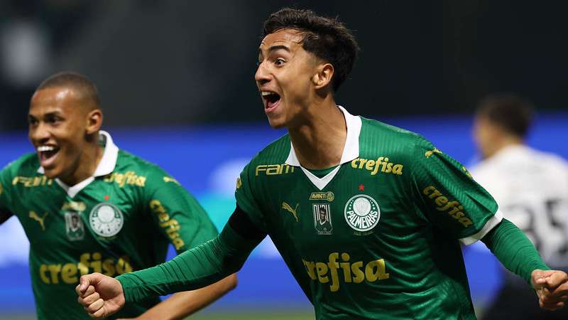 Vitor Reis comemora seu gol pelo Palmeiras contra o SCCP, durante partida válida pela décima terceira rodada, do Brasileirão 2024, no Allianz Parque.