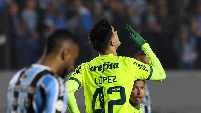 Flaco López comemora seu gol pelo Palmeiras contra o Grêmio, durante partida válida pela décima quarta rodada do Brasileirão 2024, no Estádio Centenário.