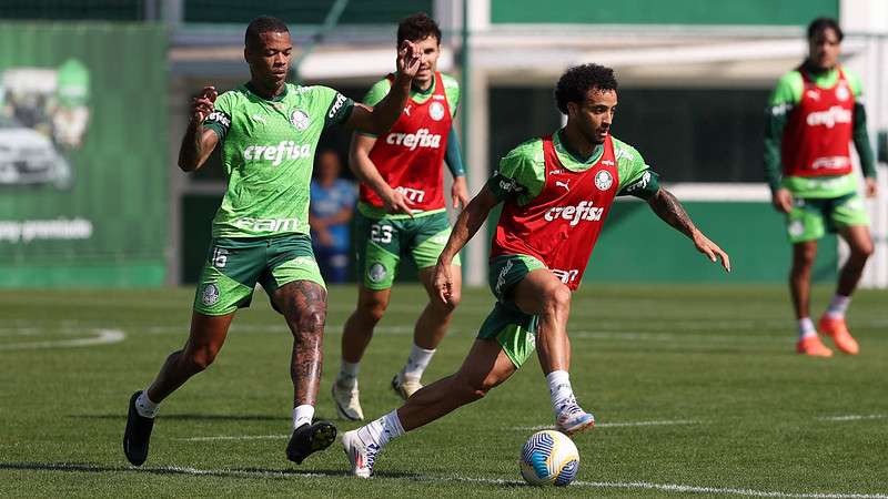 Caio Paulista e Felipe Anderson em disputa observados por Raphael Veiga e Gustavo Gómez, durante treinamento do Palmeiras, na Academia de Futebol.