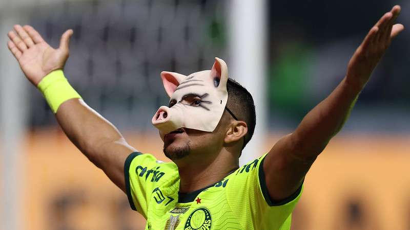 Rony comemora seu gol contra pelo Palmeiras o Bahia, durante partida válida pela décima quinta rodada do Brasileirão 2024, no Allianz Parque.
