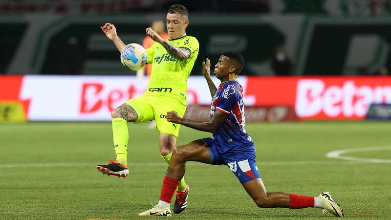 Anibal Moreno em disputa pelo Palmeiras contra o Bahia, durante partida válida pela décima quinta rodada, do Brasileirão 2024, no Allianz Parque.
