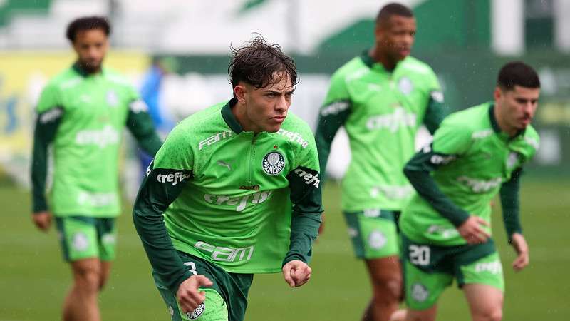 Agustín Giay e Rômulo durante treinamento do Palmeiras, na Academia de Futebol.