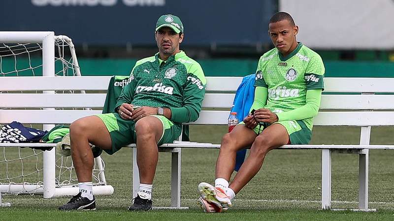 Abel Ferreira e Jhonatan durante treinamento do Palmeiras, na Academia de Futebol.