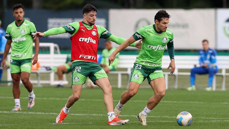 Gabriel Menino, Piquerez e Raphael Veiga durante treinamento do Palmeiras, na Academia de Futebol.