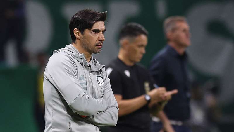 Abel Ferreira em jogo do Palmeiras contra o Atlético-GO, durante partida válida pela décima sexta rodada do Brasileirão 2024, no Allianz Parque.