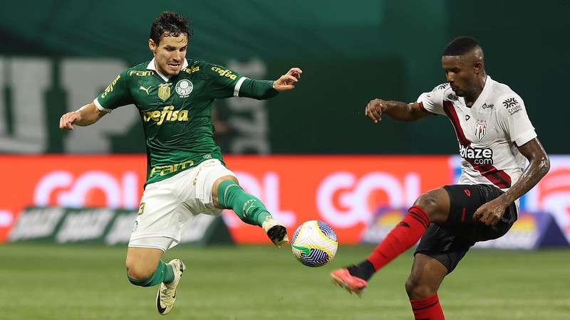Raphael Veiga em disputa pelo Palmeiras contra o Atlético-GO, durante partida válida pela décima sexta rodada do Brasileirão 2024, no Allianz Parque.