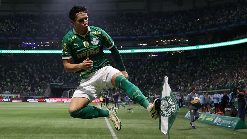 Raphael Veiga comemora seu gol pelo Palmeiras contra o Atlético-GO, durante partida válida pela décima sexta rodada do Brasileirão 2024, no Allianz Parque.