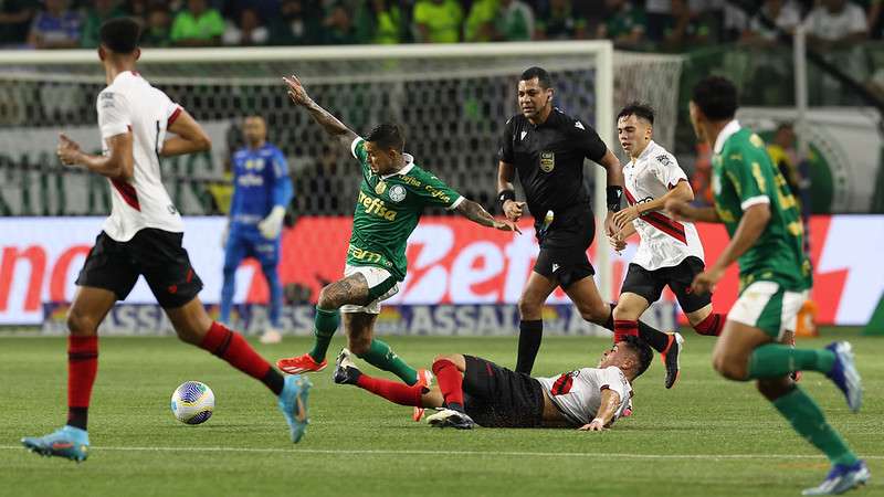 Dudu em disputa pelo Palmeiras contra o Atlético-GO, durante partida válida pela décima sexta rodada do Brasileirão 2024, no Allianz Parque.