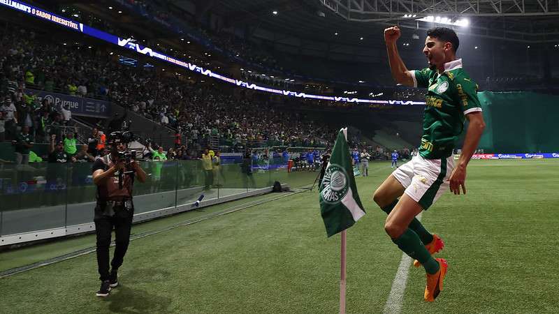 Flaco López comemora seu gol pelo Palmeiras contra o Atlético-GO, durante partida válida pela décima sexta rodada do Brasileirão 2024, no Allianz Parque.