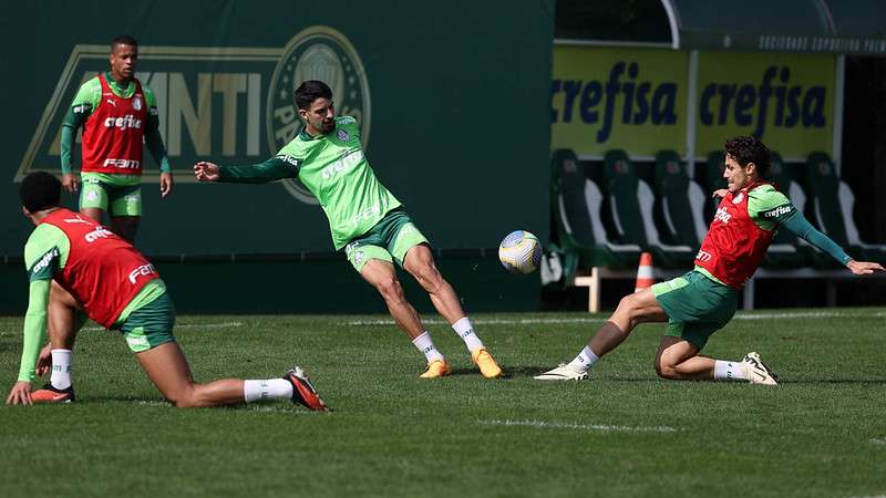 Flaco López e Raphael Veiga durante treinamento do Palmeiras, na Academia de Futebol.