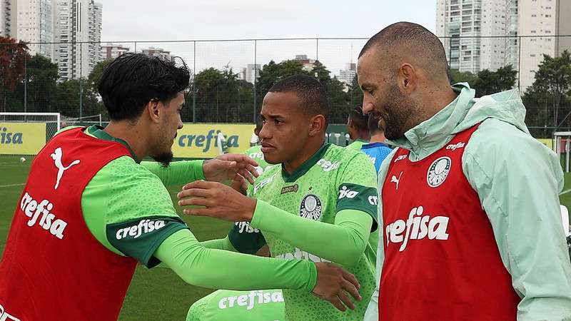 Gustavo Gómez e Weverton se despedem de Jhon Jhon durante treinamento do Palmeiras, na Academia de Futebol.