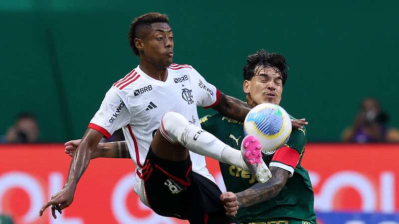 Gustavo Gómez em disputa pelo Palmeiras contra o Flamengo, durante partida válida pela terceira rodada do Brasileirão 2024, no Allianz Parque.
