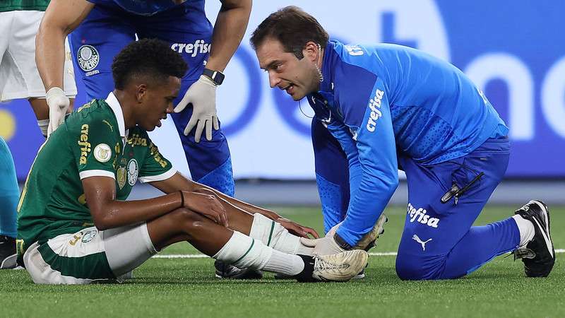 Estêvão e o médico Pedro Pontin em jogo do Palmeiras contra o Botafogo, durante partida válida pela décima sétima rodada do Brasileirão 2024, no Nilton Santos.