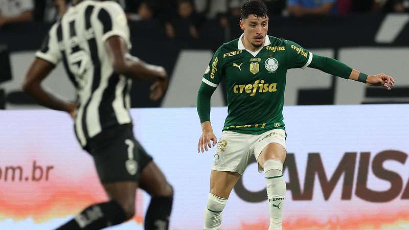 Piquerez em jogo do Palmeiras contra o Botafogo, durante partida válida pela décima sétima rodada do Brasileirão 2024, no Nilton Santos.