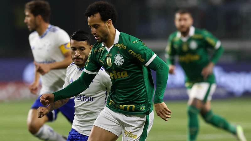 Felipe Anderson em disputa pelo Palmeiras contra o Cruzeiro, durante partida válida pela décima oitava rodada do Brasileirão 2024, no Allianz Parque.