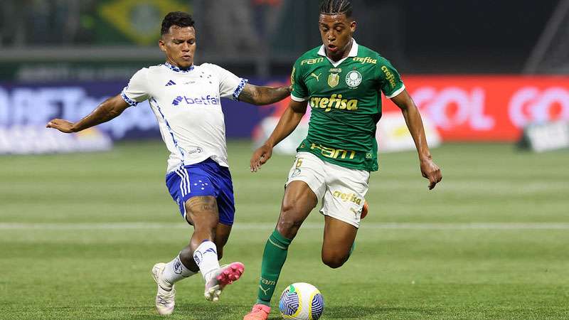 Vanderlan em disputa pelo Palmeiras contra o Cruzeiro, durante partida válida pela décima oitava rodada do Brasileirão 2024, no Allianz Parque.