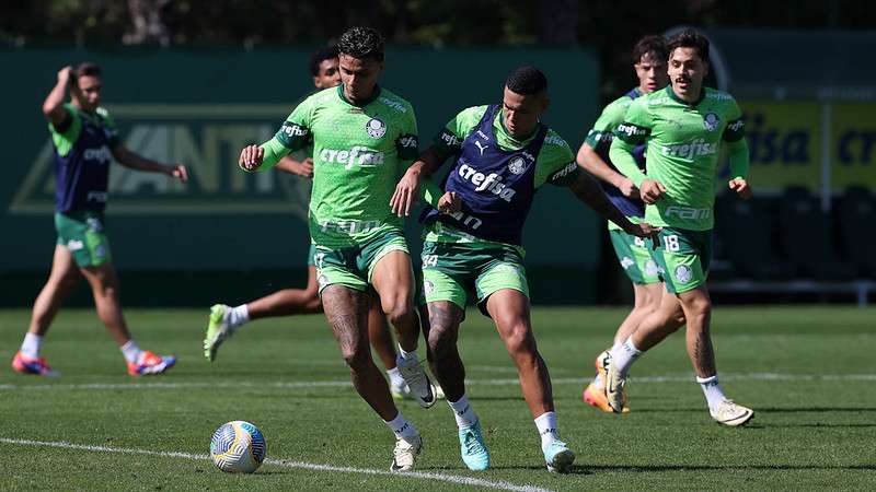 Richard Ríos e Naves durante treinamento do Palmeiras, na Academia de Futebol.