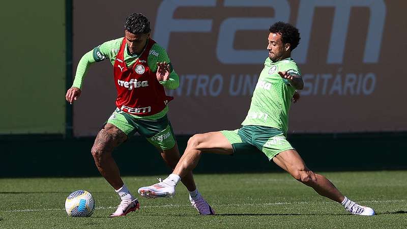 Richard Ríos e Felipe Anderson durante treinamento do Palmeiras, na Academia de Futebol.