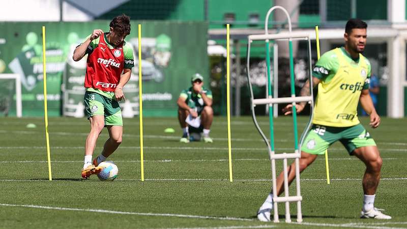 Agustín Giay e Bruno Tabata durante treinamento do Palmeiras, na Academia de Futebol.