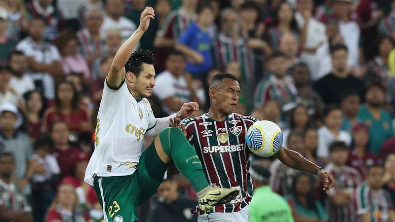 Raphael Veiga em disputa pelo Palmeiras contra o Fluminense, durante partida válida pela décima nona rodada do Brasileirão 2024, no Maracanã.