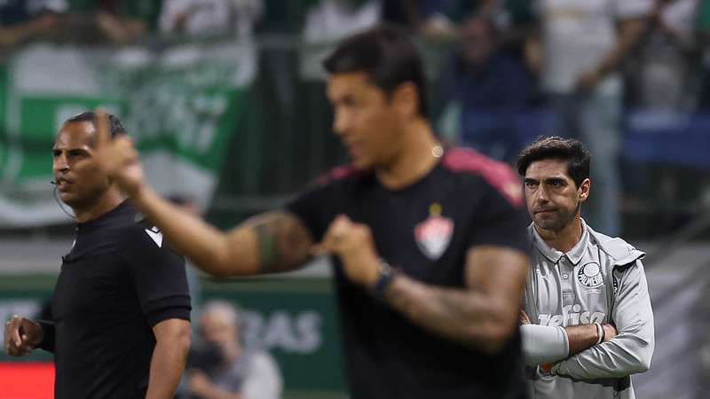 Abel Ferreira em jogo do Palmeiras contra o Vitória, durante partida válida pela vigésima rodada do Brasileirão 2024, no Allianz Parque.