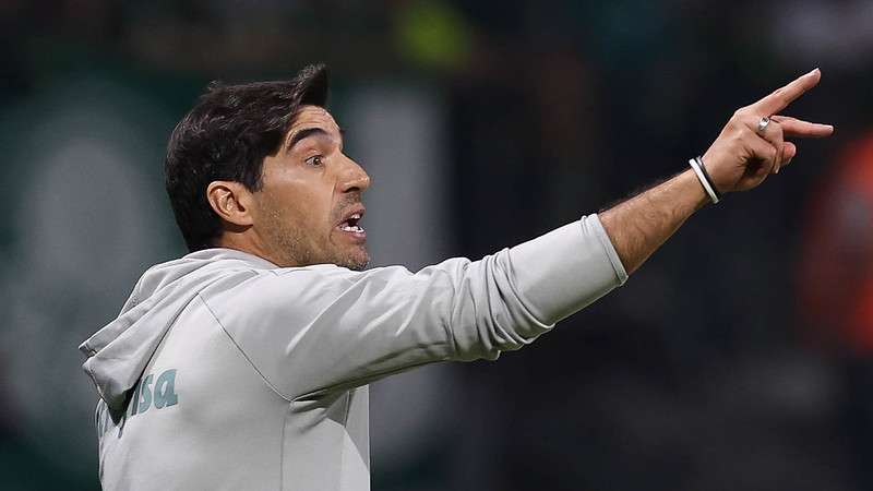 Abel Ferreira em jogo do Palmeiras contra o Vitória, durante partida válida pela vigésima rodada do Brasileirão 2024, no Allianz Parque.