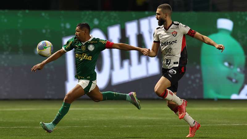 Rony em disputa pelo Palmeiras contra o Vitória durante partida válida pela vigésima rodada do Brasileirão 2024, no Allianz Parque.