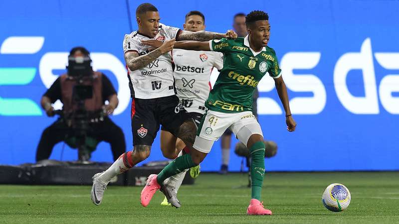 Estêvão em disputa pelo Palmeiras contra o Vitória durante partida válida pela vigésima rodada do Brasileirão 2024, no Allianz Parque.